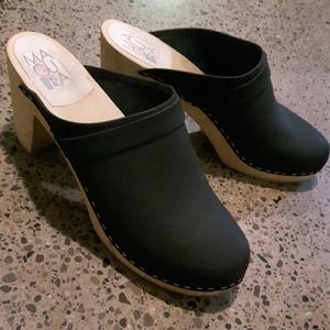 Sz. 41 Maguba Vegan Leather and Wood Clogs